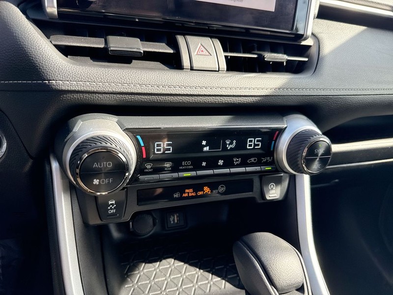 Toyota RAV4 Vehicle Full-screen Gallery Image 40