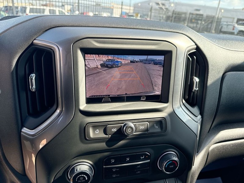 Chevrolet Silverado 1500 Vehicle Full-screen Gallery Image 16