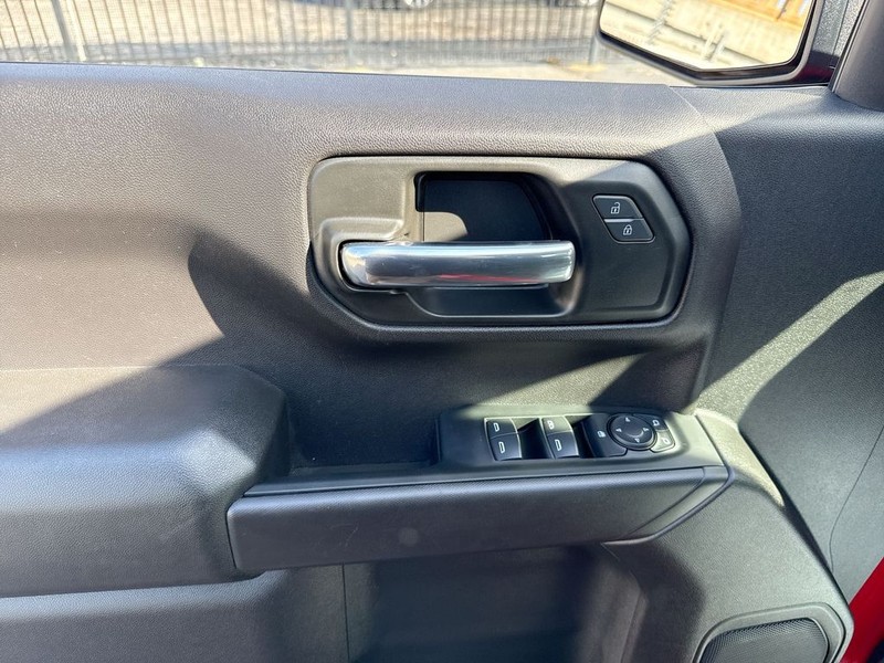 Chevrolet Silverado 1500 Vehicle Full-screen Gallery Image 23