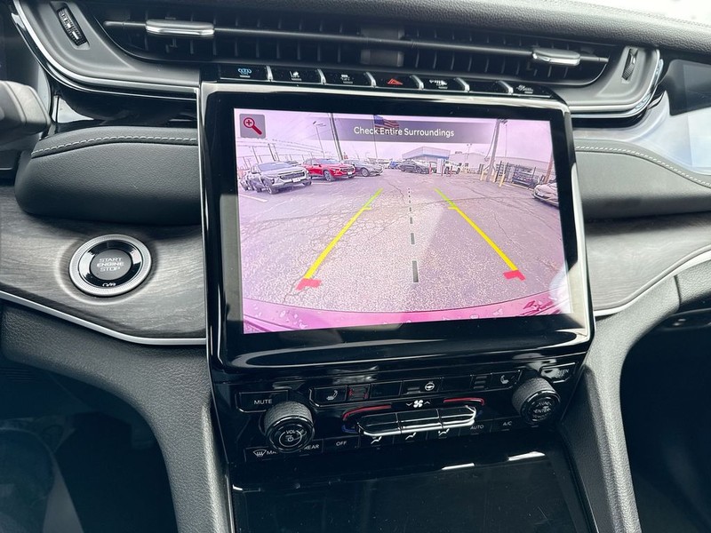 Jeep Grand Cherokee 4xe Vehicle Full-screen Gallery Image 22