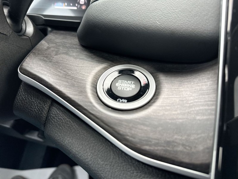 Jeep Grand Cherokee 4xe Vehicle Full-screen Gallery Image 24
