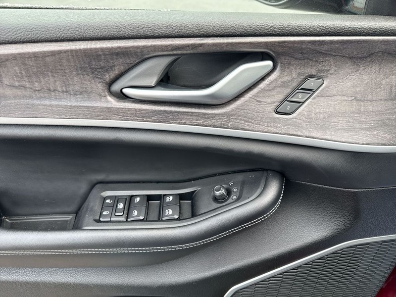 Jeep Grand Cherokee 4xe Vehicle Full-screen Gallery Image 30