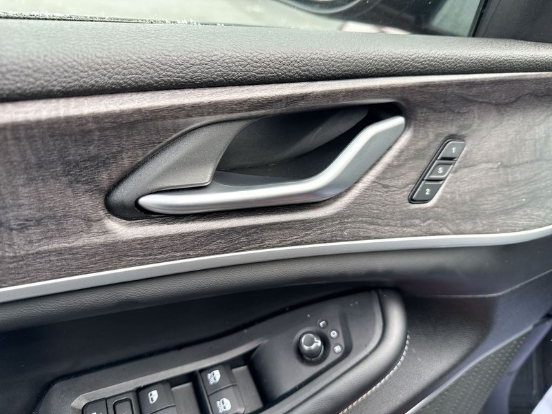 Jeep Grand Cherokee 4xe Vehicle Full-screen Gallery Image 32