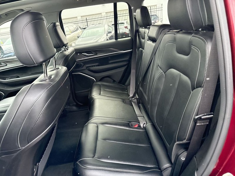 Jeep Grand Cherokee 4xe Vehicle Full-screen Gallery Image 33