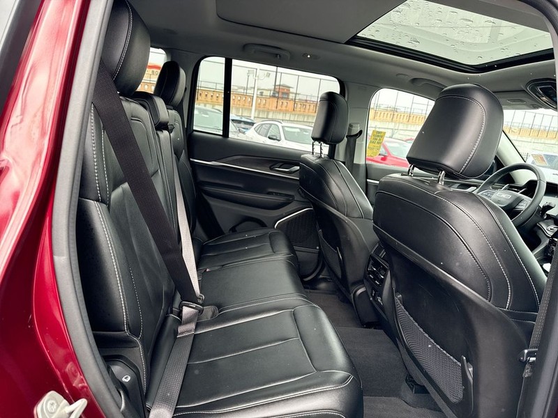 Jeep Grand Cherokee 4xe Vehicle Full-screen Gallery Image 35
