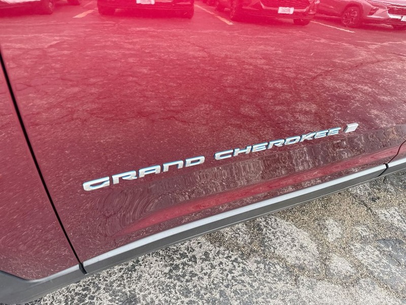 Jeep Grand Cherokee 4xe Vehicle Full-screen Gallery Image 40