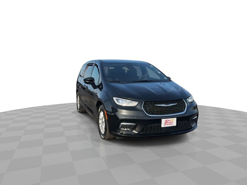 Chrysler Pacifica Vehicle Full-screen Gallery Image 4