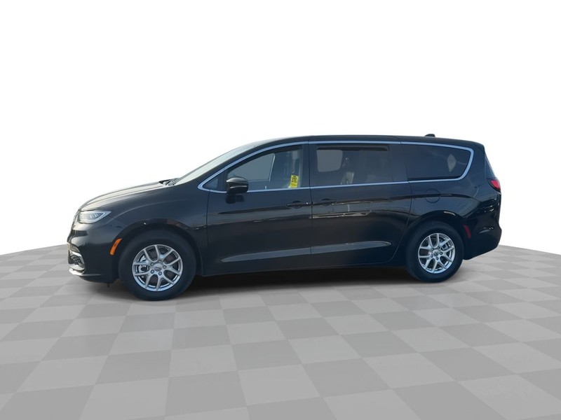 Chrysler Pacifica Vehicle Full-screen Gallery Image 7