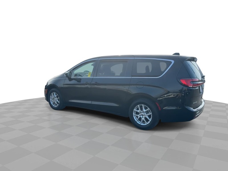 Chrysler Pacifica Vehicle Full-screen Gallery Image 10