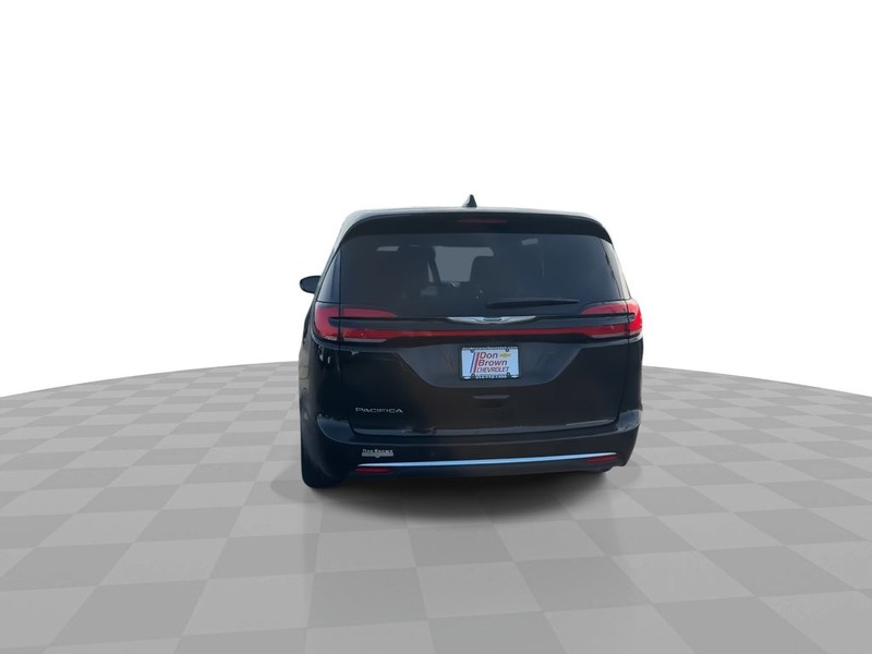 Chrysler Pacifica Vehicle Full-screen Gallery Image 11