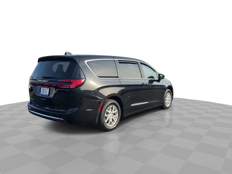Chrysler Pacifica Vehicle Full-screen Gallery Image 13