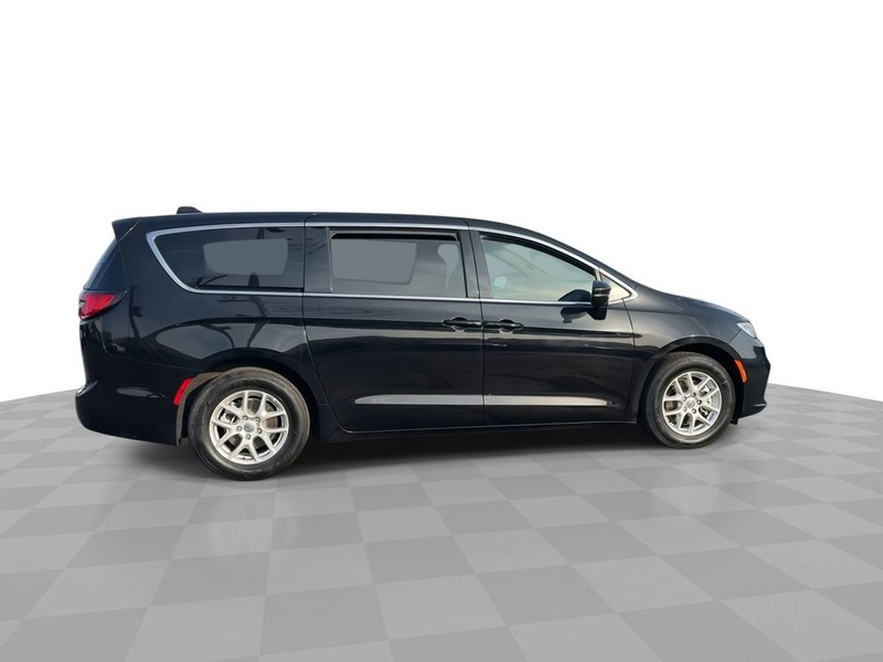 Chrysler Pacifica Vehicle Full-screen Gallery Image 14