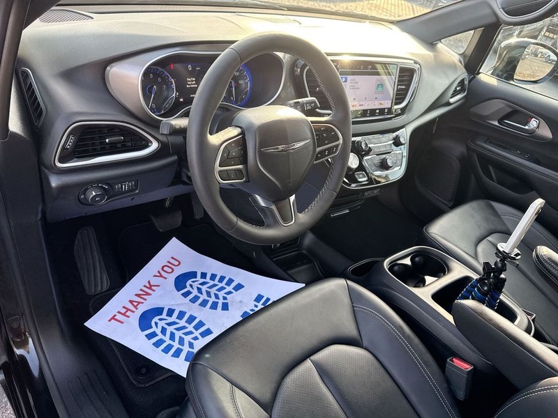 Chrysler Pacifica Vehicle Full-screen Gallery Image 17