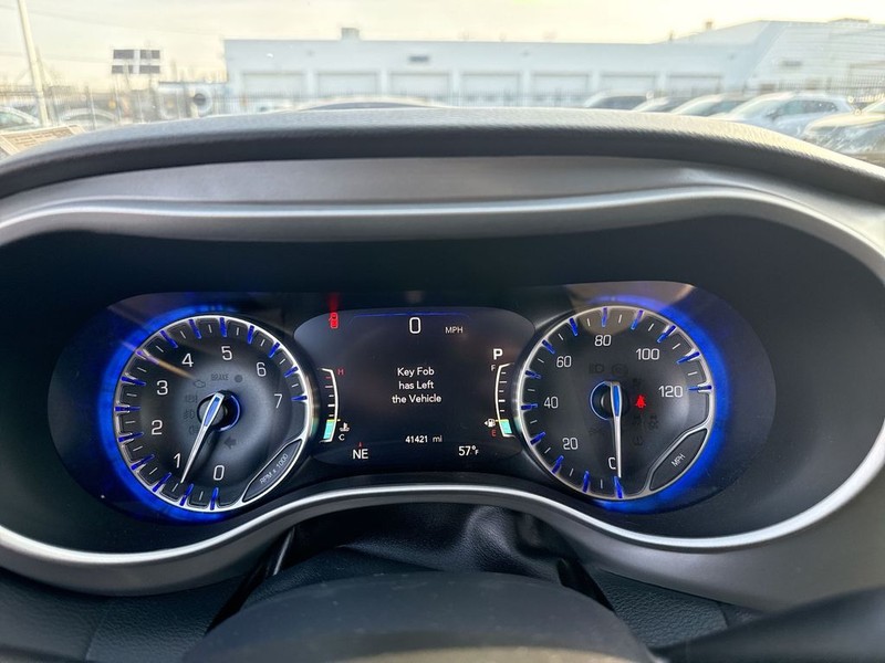 Chrysler Pacifica Vehicle Full-screen Gallery Image 18