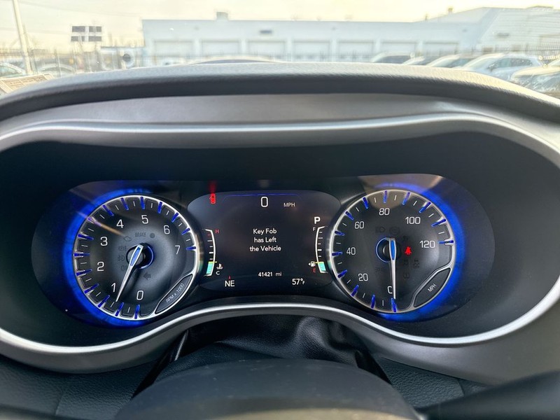 Chrysler Pacifica Vehicle Full-screen Gallery Image 19