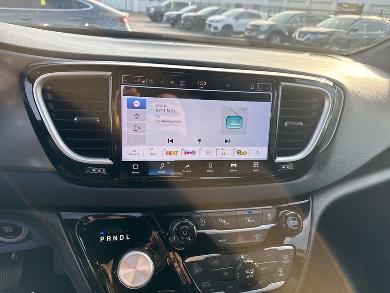 Chrysler Pacifica Vehicle Full-screen Gallery Image 20