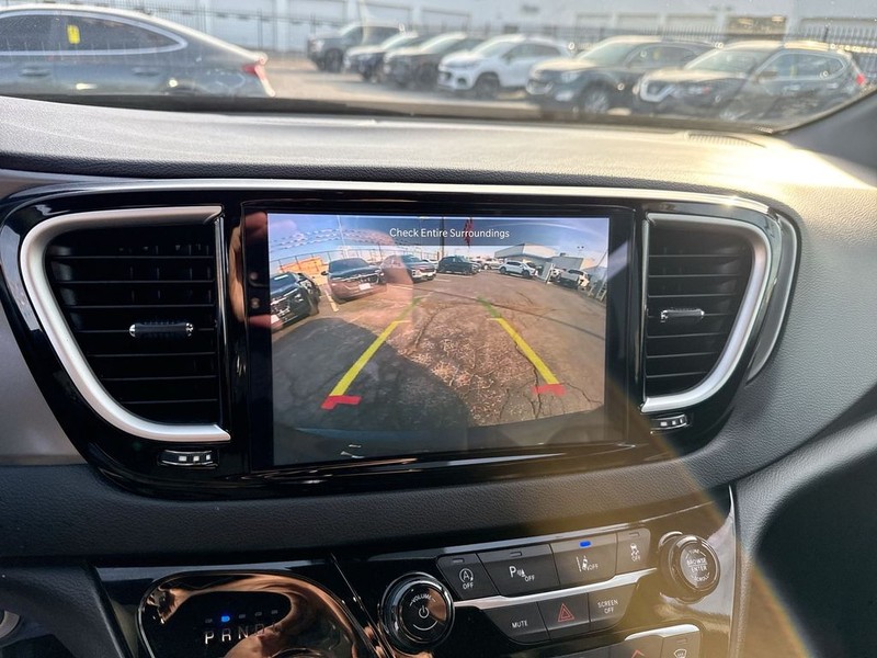 Chrysler Pacifica Vehicle Full-screen Gallery Image 21