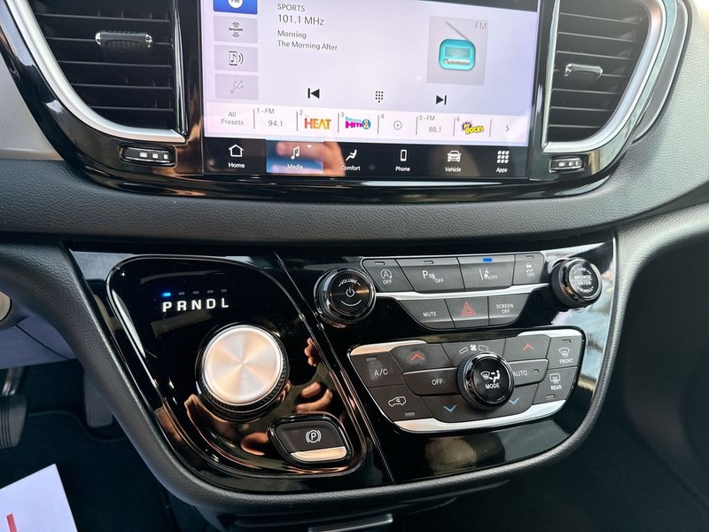 Chrysler Pacifica Vehicle Full-screen Gallery Image 24