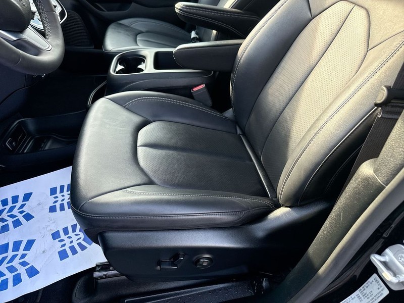 Chrysler Pacifica Vehicle Full-screen Gallery Image 26