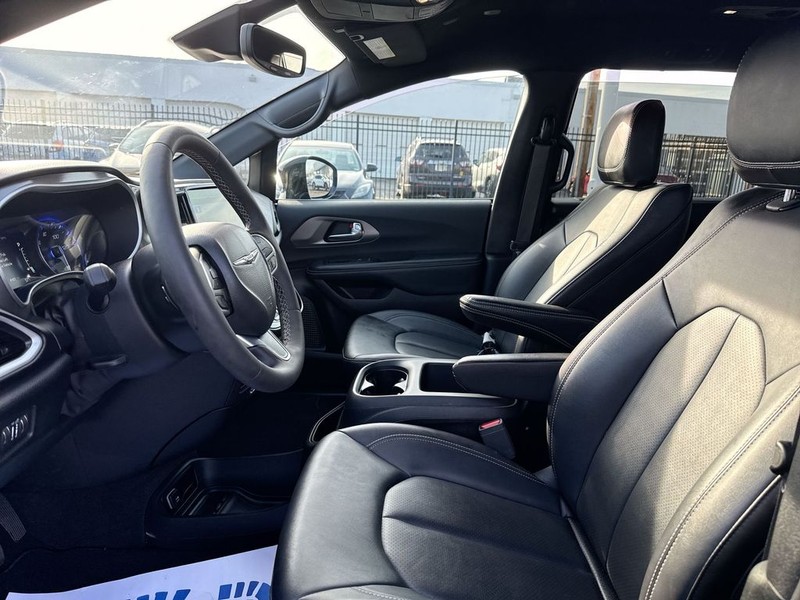 Chrysler Pacifica Vehicle Full-screen Gallery Image 27