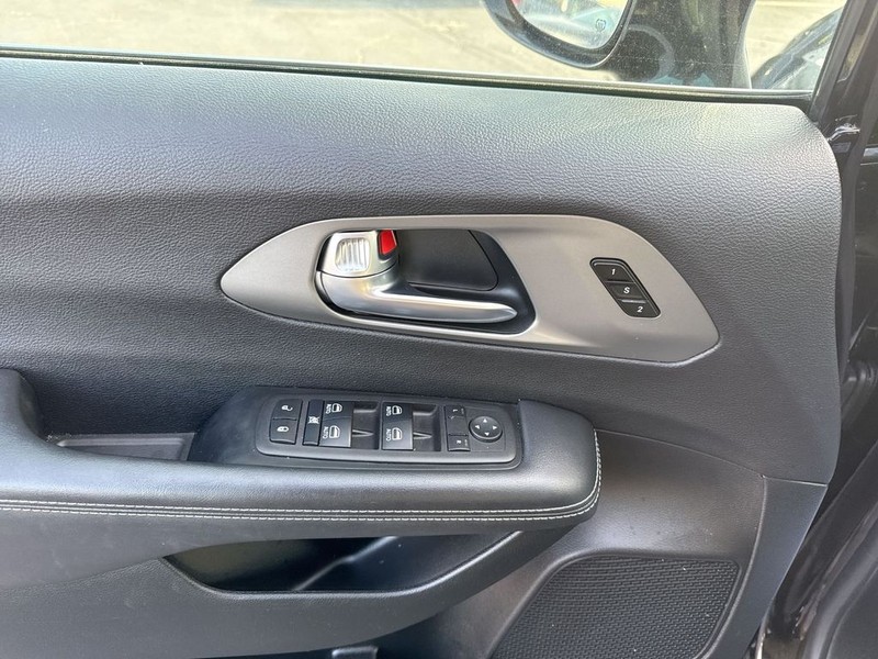 Chrysler Pacifica Vehicle Full-screen Gallery Image 28