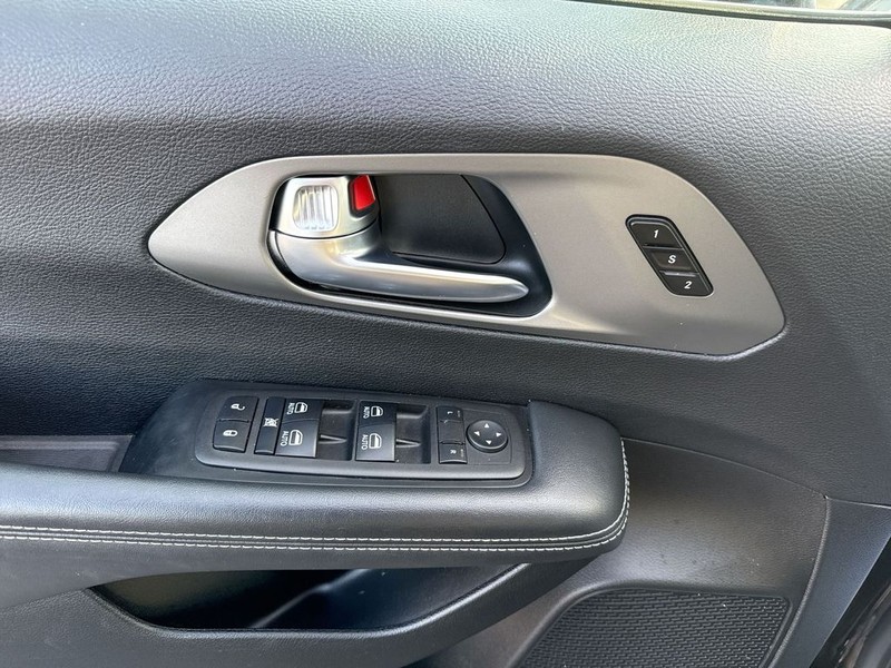 Chrysler Pacifica Vehicle Full-screen Gallery Image 29