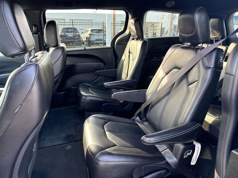 Chrysler Pacifica Vehicle Full-screen Gallery Image 30