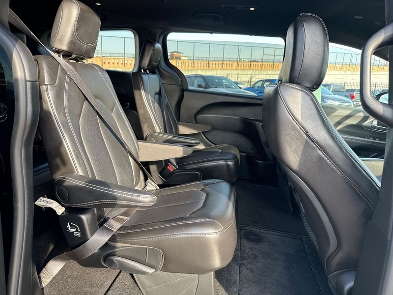 Chrysler Pacifica Vehicle Full-screen Gallery Image 32