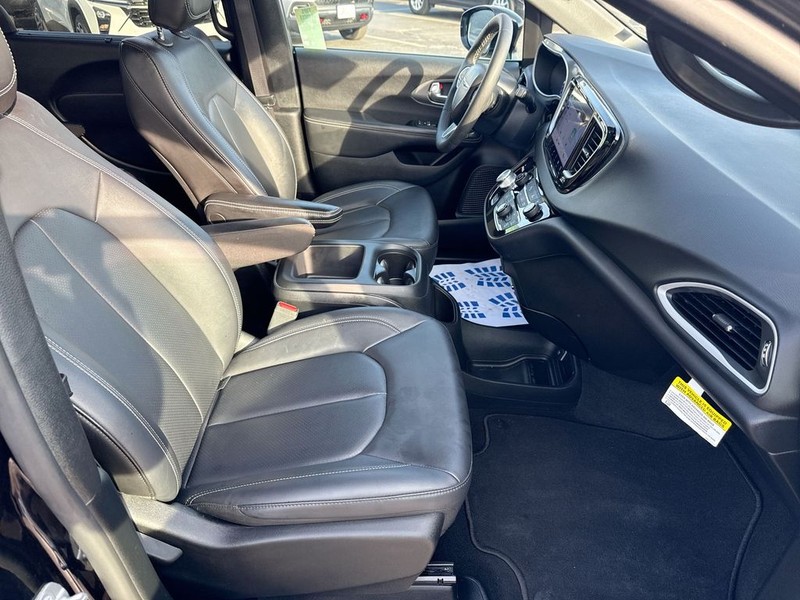 Chrysler Pacifica Vehicle Full-screen Gallery Image 33