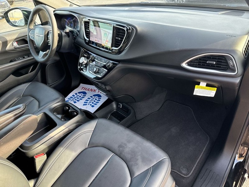 Chrysler Pacifica Vehicle Full-screen Gallery Image 34