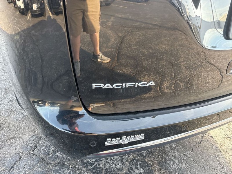 Chrysler Pacifica Vehicle Full-screen Gallery Image 37