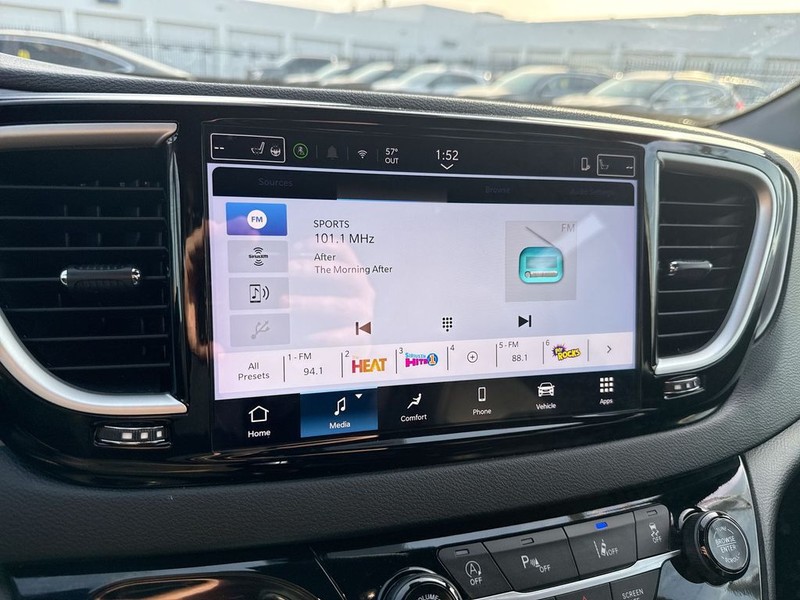 Chrysler Pacifica Vehicle Full-screen Gallery Image 40