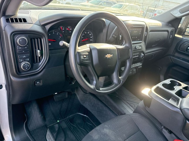 Chevrolet Silverado 2500HD Vehicle Full-screen Gallery Image 17