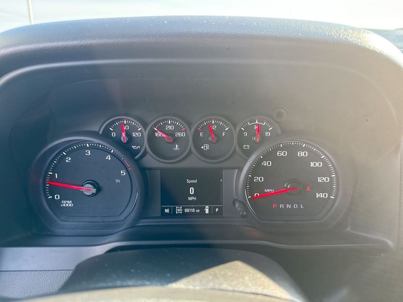 Chevrolet Silverado 2500HD Vehicle Full-screen Gallery Image 18