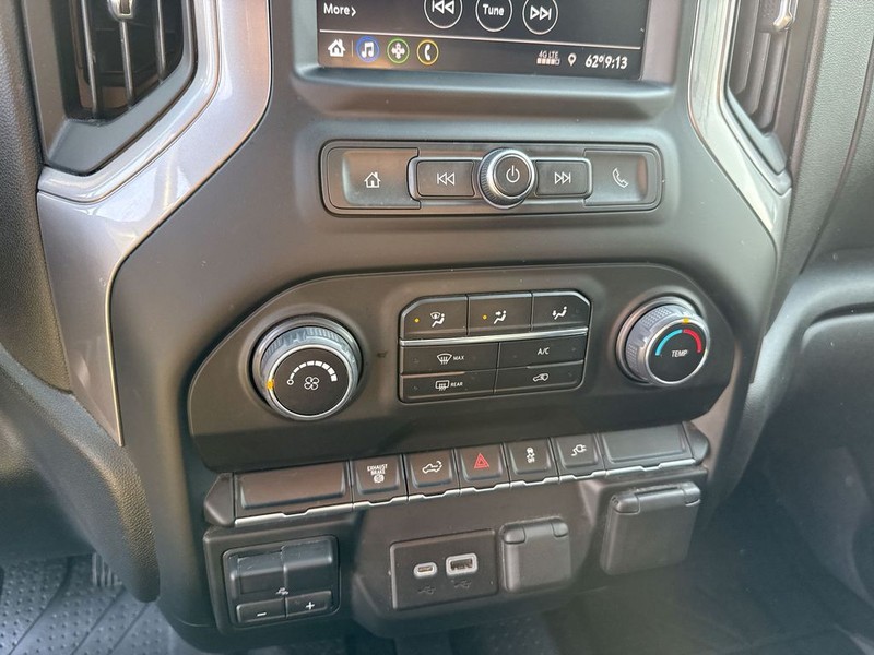 Chevrolet Silverado 2500HD Vehicle Full-screen Gallery Image 23