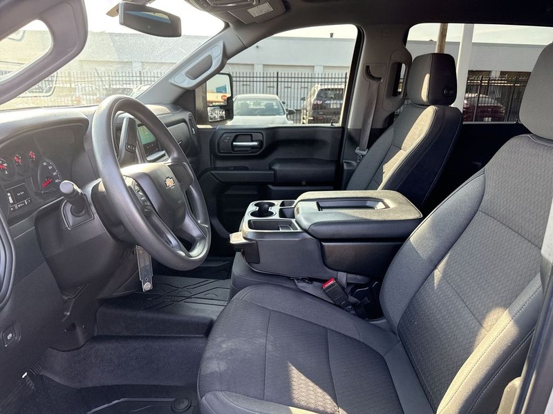 Chevrolet Silverado 2500HD Vehicle Full-screen Gallery Image 26