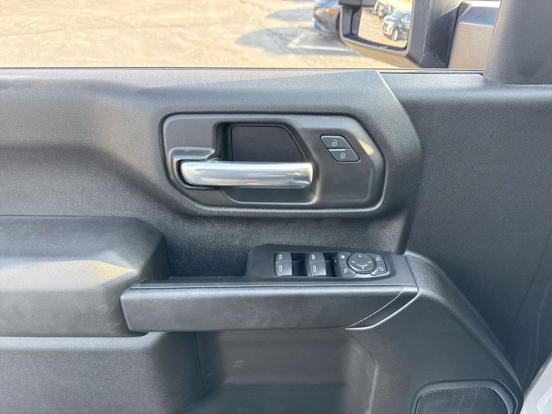 Chevrolet Silverado 2500HD Vehicle Full-screen Gallery Image 27