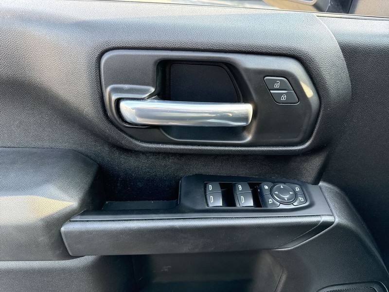 Chevrolet Silverado 2500HD Vehicle Full-screen Gallery Image 28