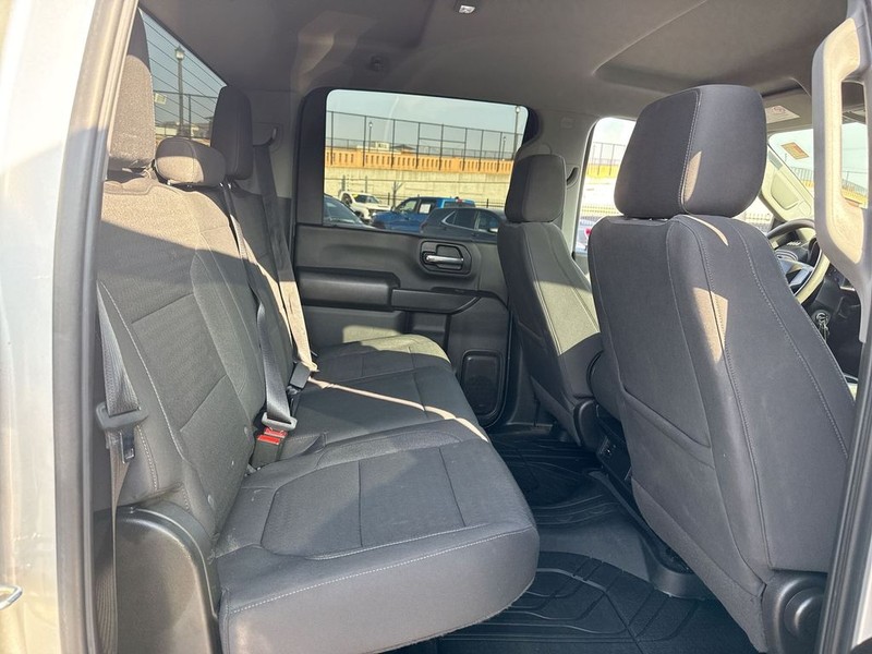 Chevrolet Silverado 2500HD Vehicle Full-screen Gallery Image 29