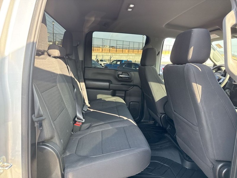 Chevrolet Silverado 2500HD Vehicle Full-screen Gallery Image 31