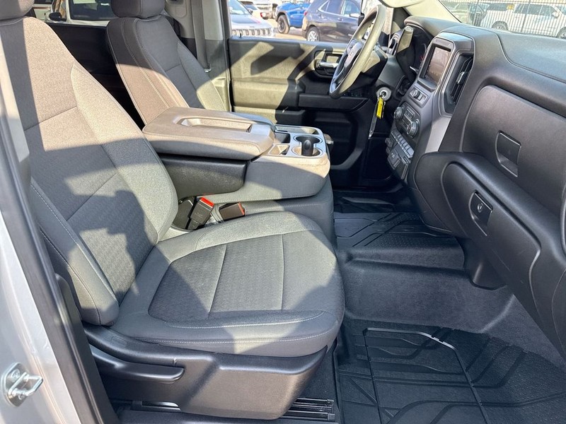 Chevrolet Silverado 2500HD Vehicle Full-screen Gallery Image 32