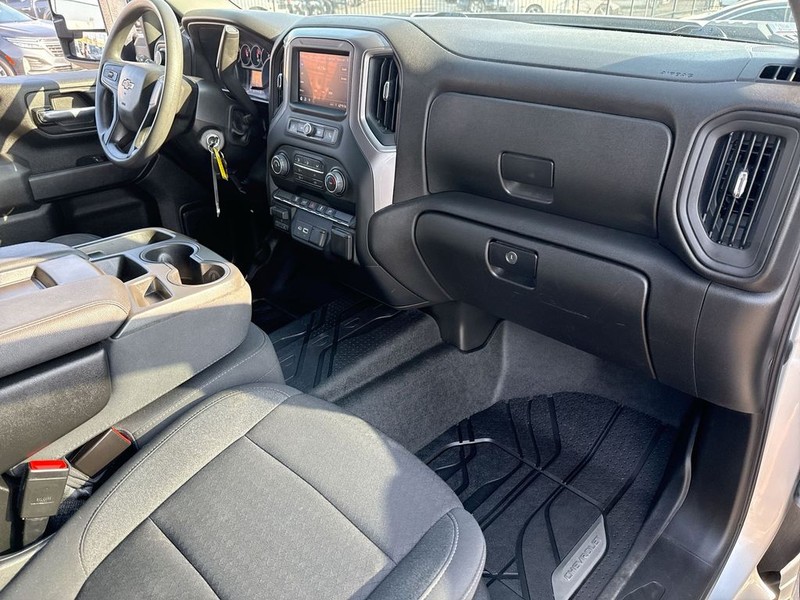 Chevrolet Silverado 2500HD Vehicle Full-screen Gallery Image 33