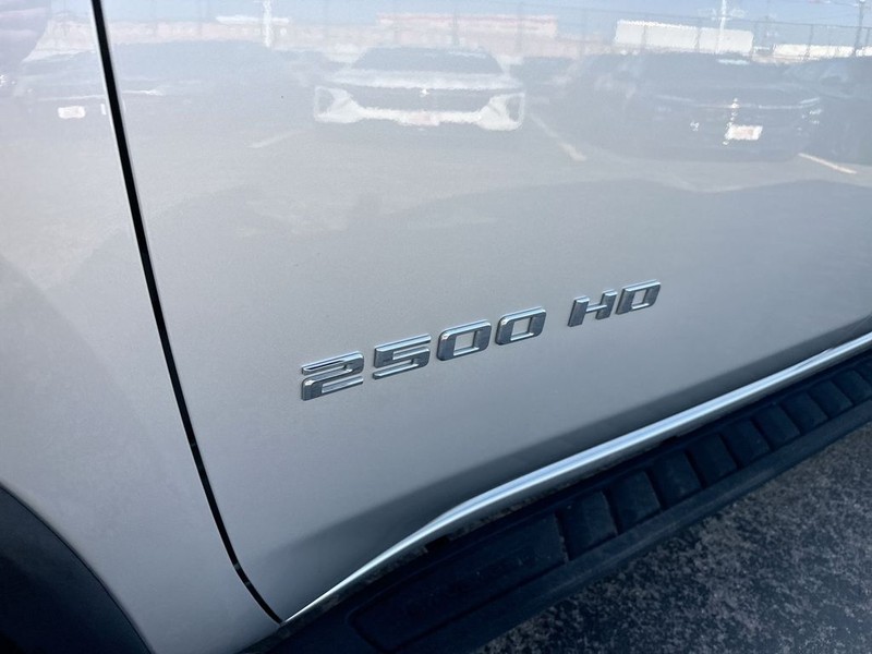 Chevrolet Silverado 2500HD Vehicle Full-screen Gallery Image 36