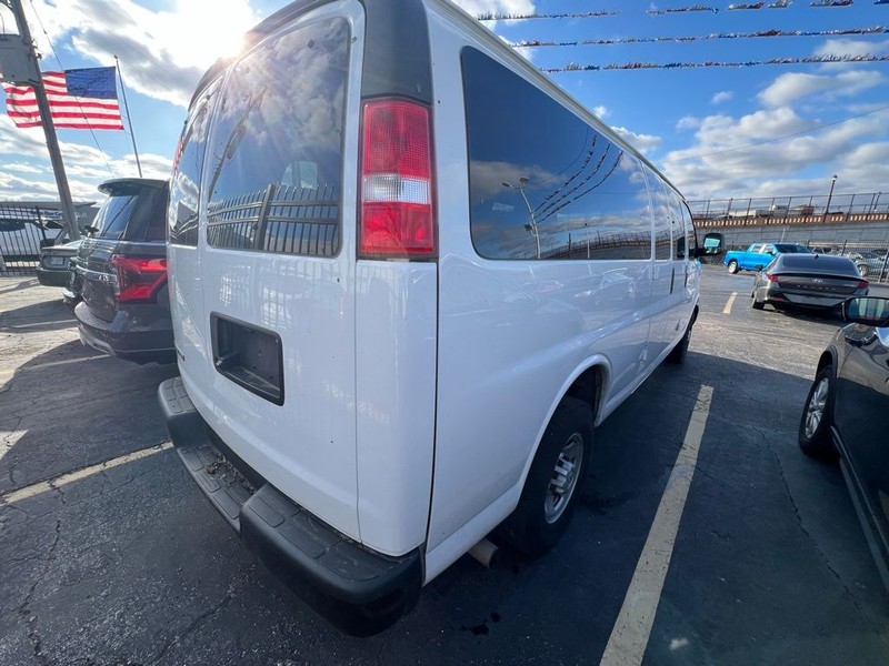 Chevrolet Express 3500 Vehicle Full-screen Gallery Image 03
