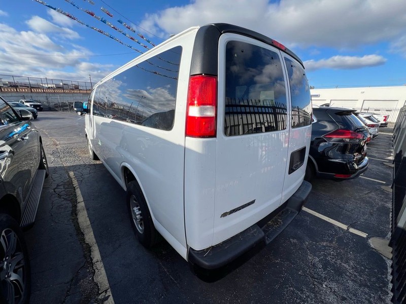 Chevrolet Express 3500 Vehicle Full-screen Gallery Image 04