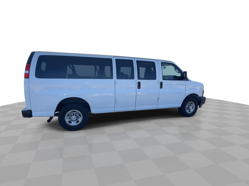 Chevrolet Express Passenger Vehicle Full-screen Gallery Image 14