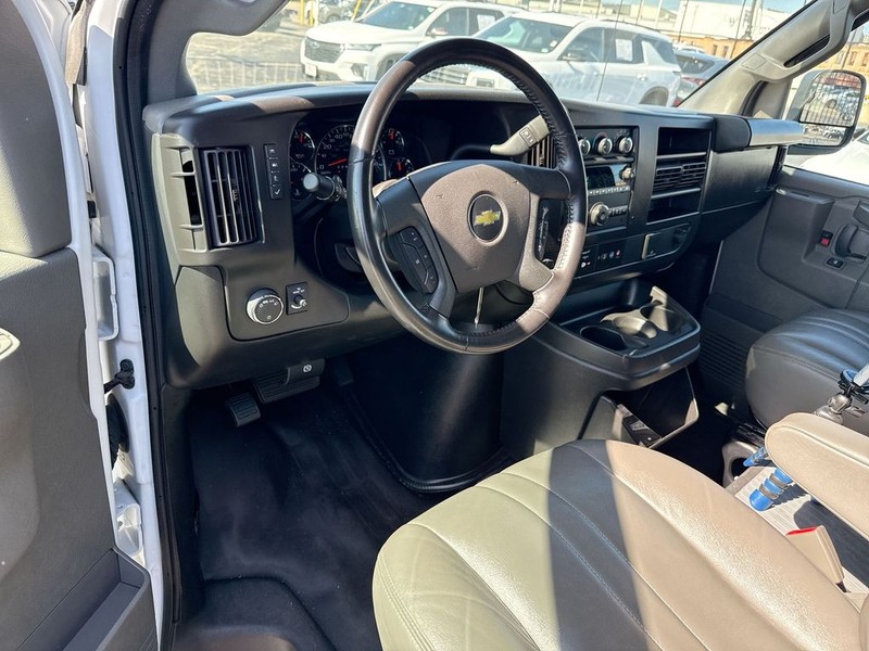 Chevrolet Express Passenger Vehicle Full-screen Gallery Image 17