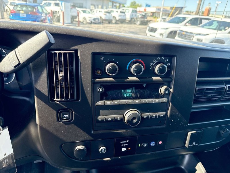 Chevrolet Express Passenger Vehicle Full-screen Gallery Image 20