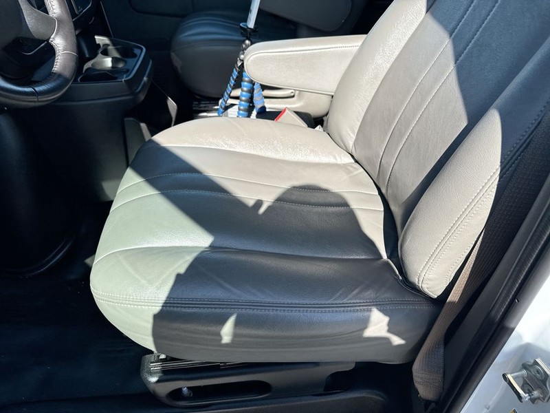 Chevrolet Express Passenger Vehicle Full-screen Gallery Image 24