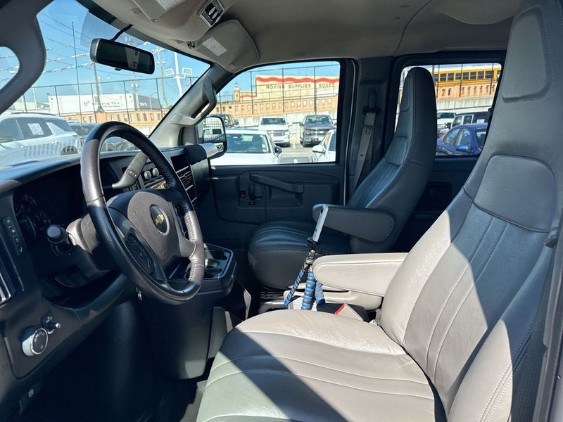 Chevrolet Express Passenger Vehicle Full-screen Gallery Image 26